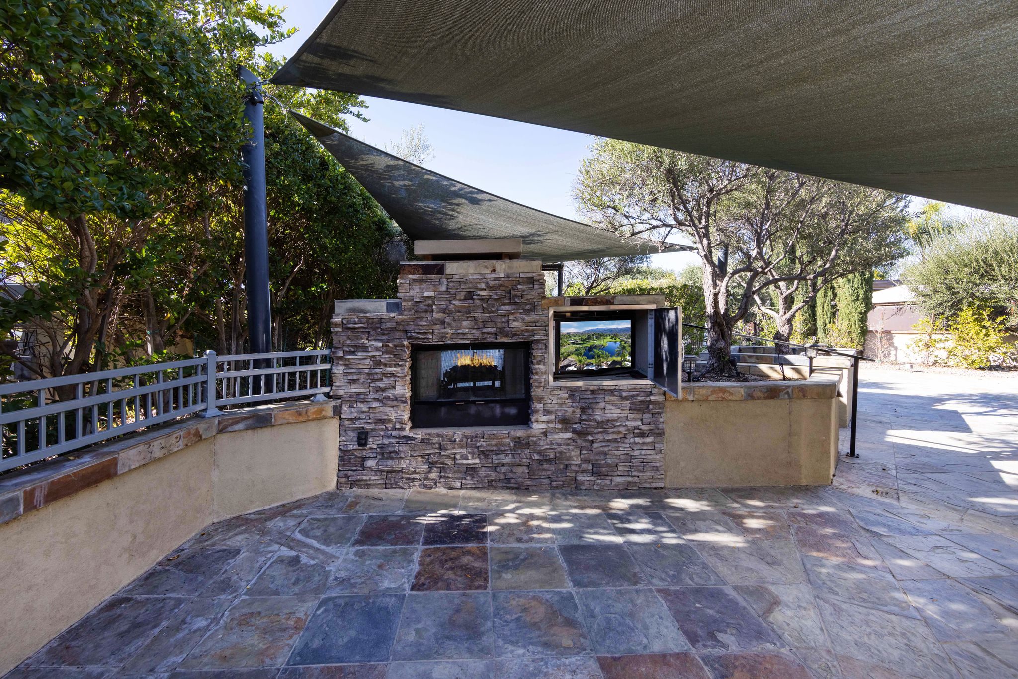 560-fireplace-tv